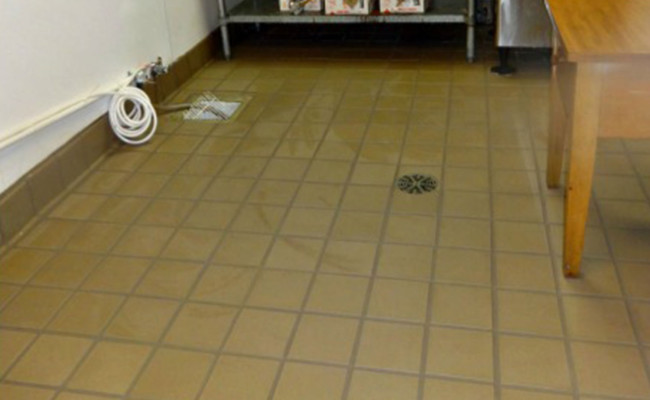Cleaning-Industrial-Kitchen-Tile-and-Grout-2-650×400