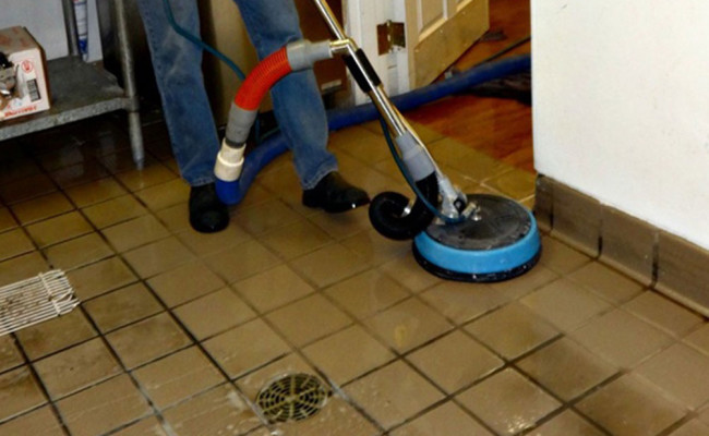 Cleaning-Tile-and-Grout-in-an-Industrial-Kitchen-650×400